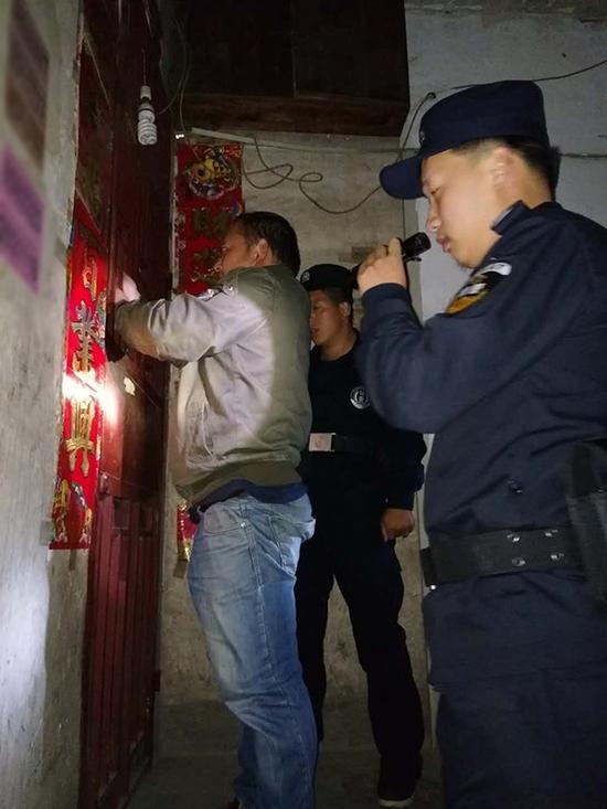 重庆粗心妈妈误将幼女锁家中 民警全城寻开锁师傅开门