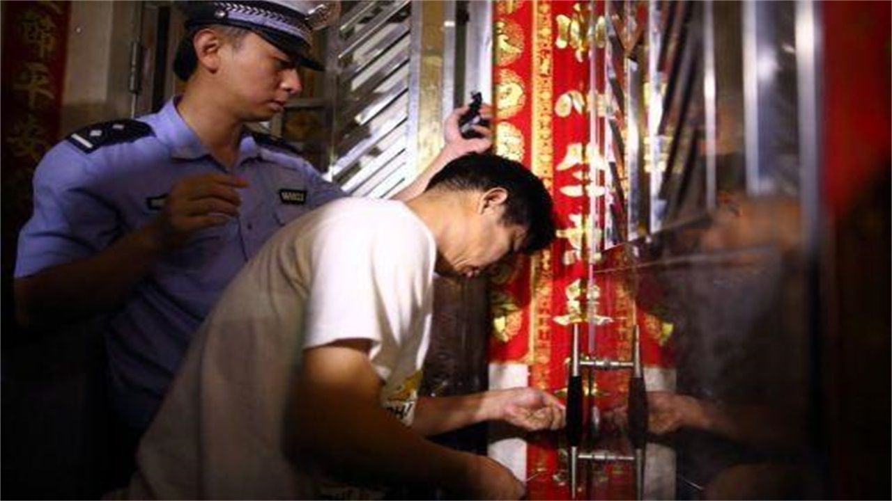 重庆请开锁师傅开了锁后，师傅为什么一般都不进门，就算主人请也不进去？